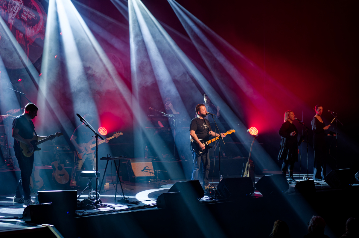 FLOYD en concert avec faisceaux blancs et rouges