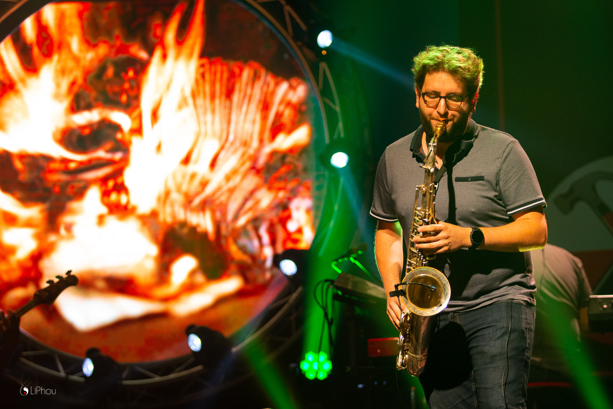 Saxophone sur scène devant les projections