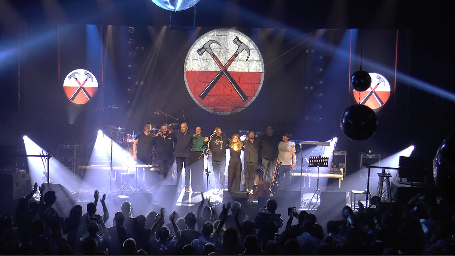 Le groupe F•L•O•Y•D saluant le public